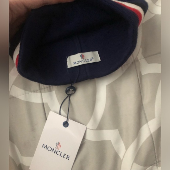 Moncler hat - Picture 3 of 3
